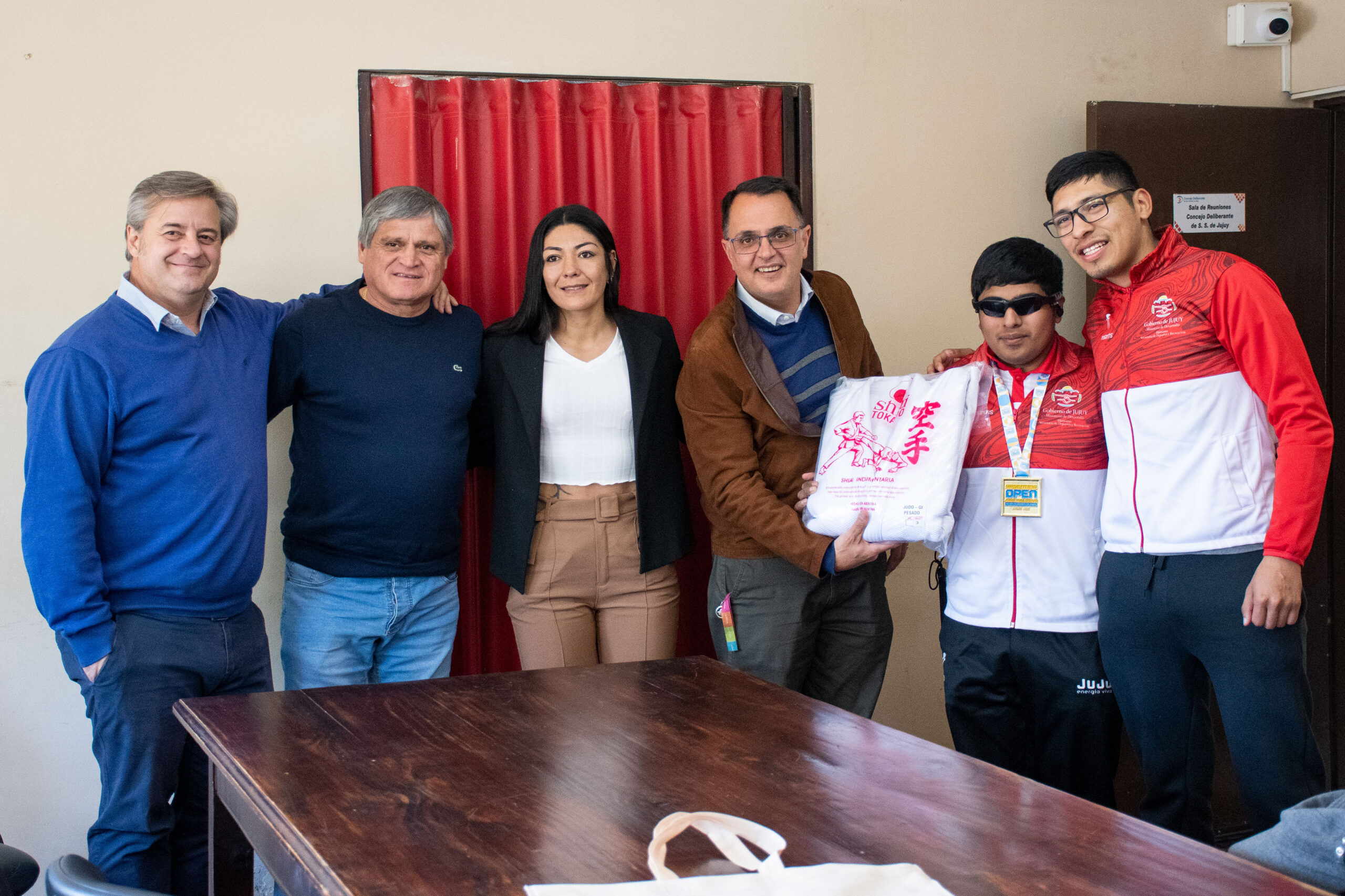 Entrega de indumentaria a deportista paralímpico que representará a Jujuy