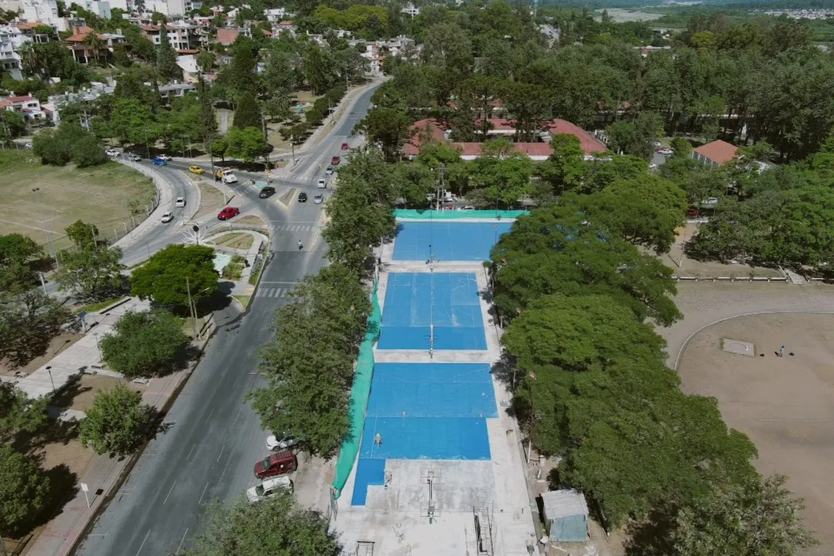 Dirección provincial de arquitectura. Renovación de canchas en el RIM 20: las obras alcanzan un 80% de avance