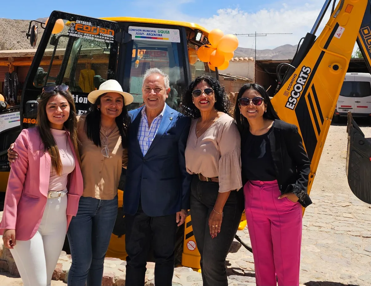 El Gobierno entregó una retroexcavadora a la Comisión Municipal de Uquía
